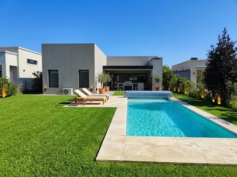 Casa con pileta en Pilar del Este