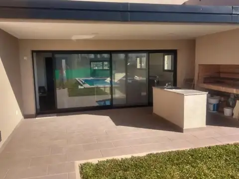 Casa con pileta en Pilar del Este