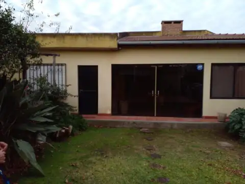 Casa 5 ambientes con 2 baños