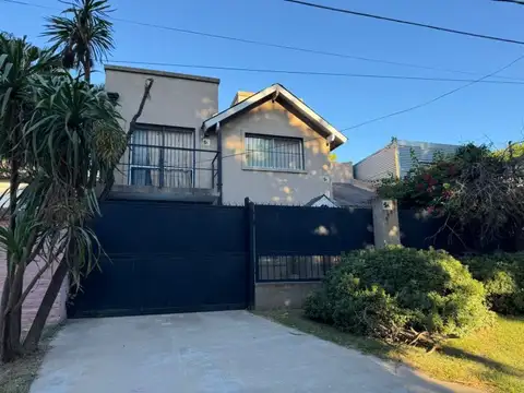 Venta Casa 5 Dormitorios Excelente ubicacion en Manuel Alberti. Apro credito
