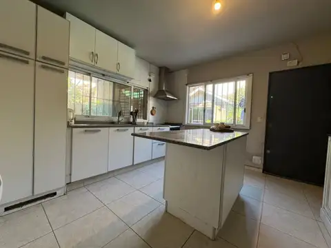 Casa en Venta con 3 cocheras