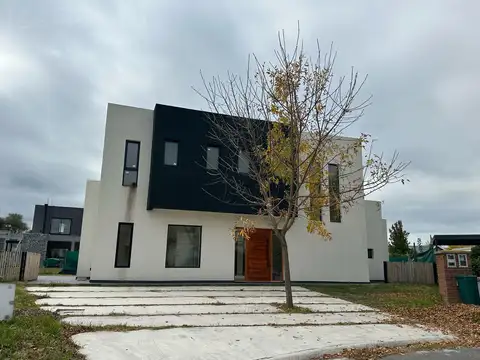 CLL. Venta casa 6 ambientes en Haras de Santa Maria, Escobar