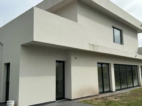 CLL. Venta casa 6 ambientes en Haras de Santa Maria, Escobar