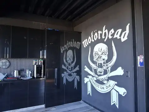 Hermosa casa amoblada en el Barrio el canal ideal para coleccionista de autos 100