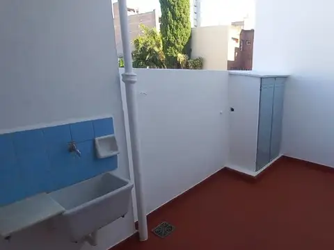 Depto. 4 Ambientes, 2 Baños, patio y balcón.Centro