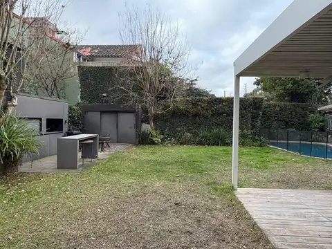 Casa en Alquiler con 2 cocheras