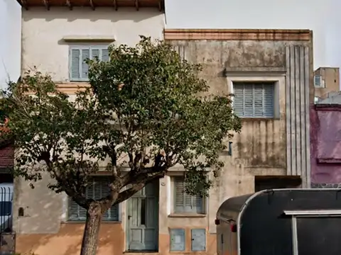 Casa de 4 ambientes con lote A REFECCIONAR