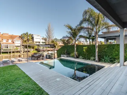 Casa 8 ambientes con 6 baños