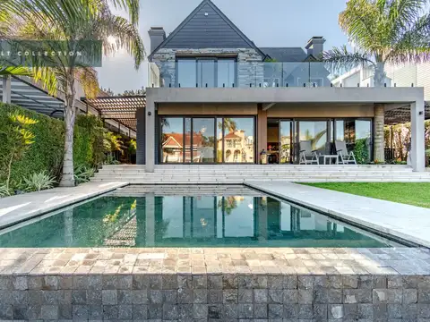 Exclusiva casa de diseño a la venta con amarra en el Bº Marina del Sol, San Fernando.