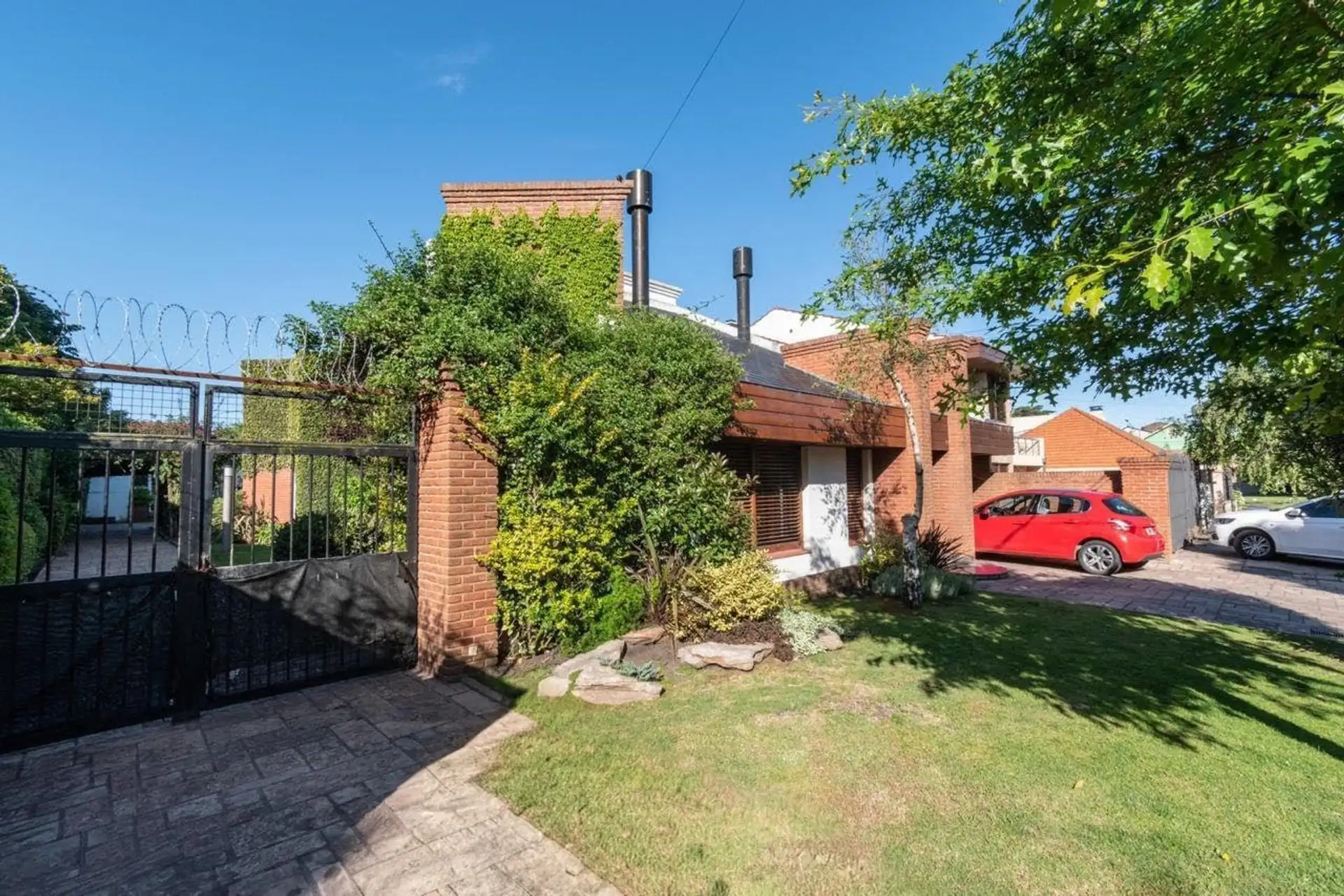 Casa en venta con quincho y departamento independiente, 276m² — Constitución