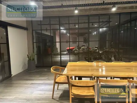 Casa en Venta con 8 cocheras