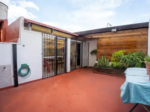 Casa 4 ambientes con terraza, quincho y patio techado – Lote propio – Floresta