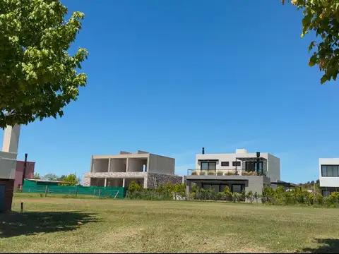 VENTA LOTE FRENTE A LA LAGUNA - ACACIAS PUERTOS DEL LAGO