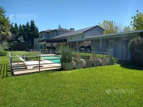 Casa 6 ambientes con 4 baños