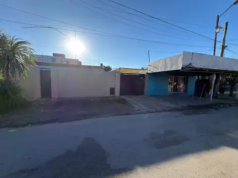 Casa con local sobre dos lotes en San Francisco Solano