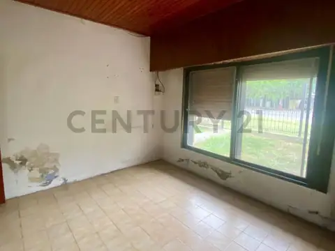 Casa de 2 Habitaciones a Refaccionar en Venta en San Carlos