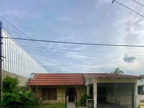 Casa de 2 Habitaciones a Refaccionar en Venta en San Carlos
