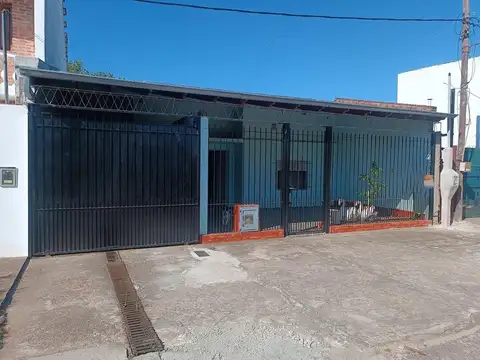 Casa en venta - 2 dormitorios 2 baños - 181mts2 - La Plata