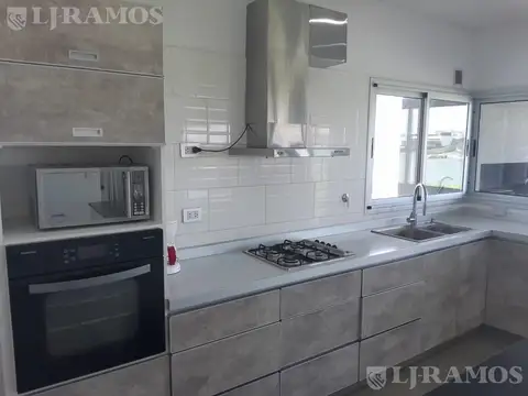 Casa en Alquiler con 2 cocheras