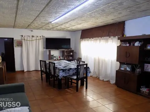 Casa 6 ambientes con 2 baños