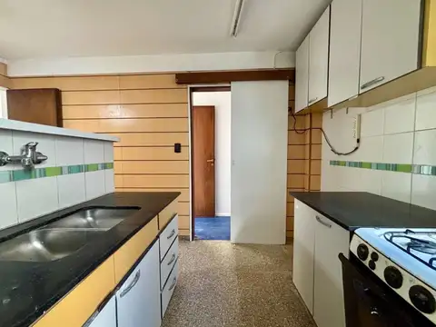 VENTA 4 AMB. DEPENDENCIA Y COCHERA PQUE.CENTENARIO