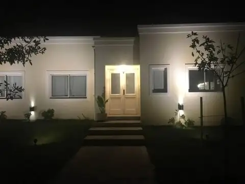 Casa en Alquiler con 3 cocheras