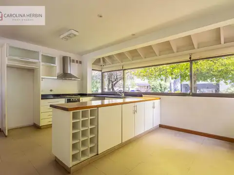 Casa en Alquiler con 2 cocheras