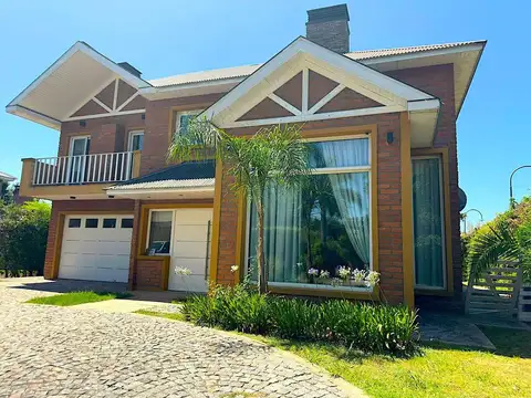 VENTA CASA 786 M2 3 DORM SAUNA PARQUE PISCINA