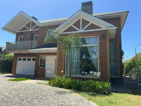 VENTA CASA 786 M2 3 DORM SAUNA PARQUE PISCINA 