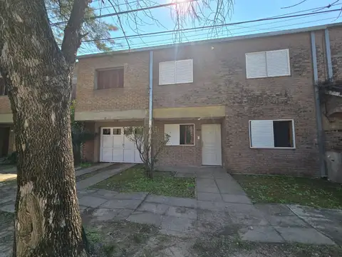 Casa 10 ambientes con 2 baños