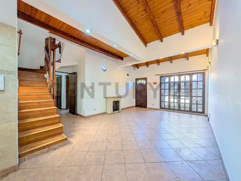 Casa 6 ambientes con 2 baños