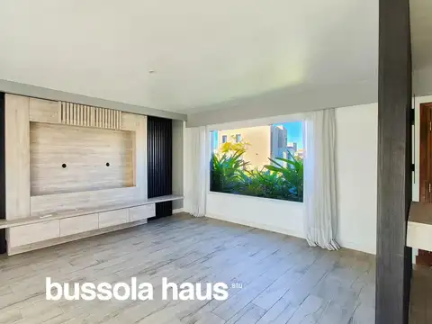 Casa en Alquiler con 3 cocheras