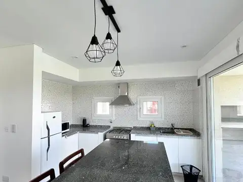 Casa en Alquiler con 4 cocheras