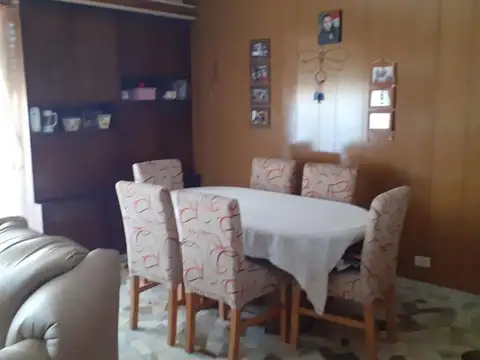EN VENTA CASA CON 3 DORMITORIOS Y DOS BAÑOS EN CASEROS - FICHA 8611