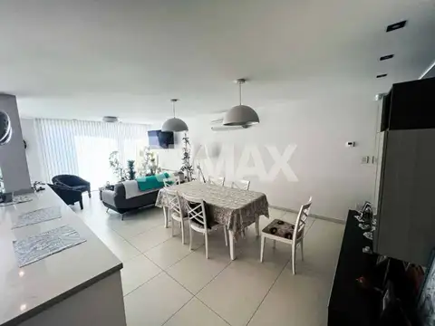 Casa 8 ambientes con 2 baños