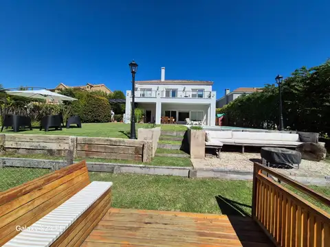 avenida de los lagos  al 3800