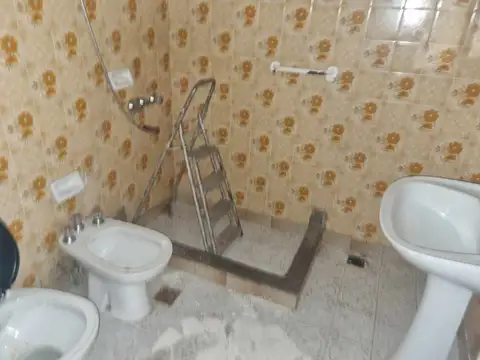 CASA MULTIFAMILIAR 2 UNIDADES + LOCAL A RECICLAR