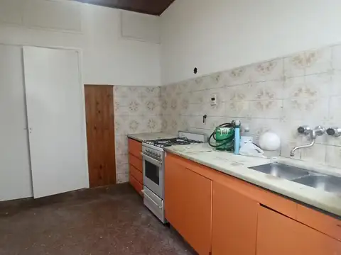 Casa al frente con patio en planta baja