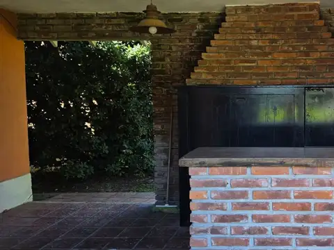 VENTA -HERMOSA CASA CON PARRILLA, PILETA Y JARDIN