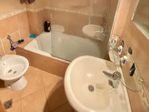 VENTA DE 2 AMBIENTES DEPARTAMENTO EN RAMOS MEJIA SUR, CON BALCON AL CONTRA FRENTE Y COCHERA