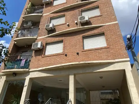 VENTA DE 2 AMBIENTES DEPARTAMENTO EN RAMOS MEJIA SUR, CON BALCON AL CONTRA FRENTE Y COCHERA