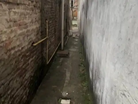 ES UN INMUEBLE SOBRE LOTE 7.50 X 44.15 ZONIFICACION Ir .