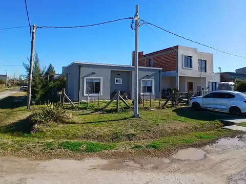 Casa en esquina, parque y pileta, Domselaar Chico