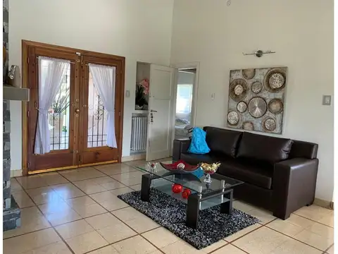 Casa en Venta con 3 cocheras