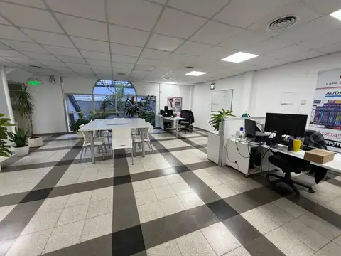Depósito con oficinas