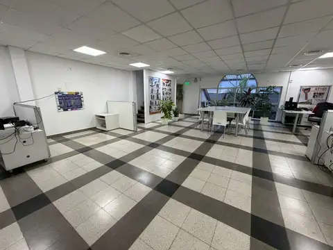 Depósito con oficinas