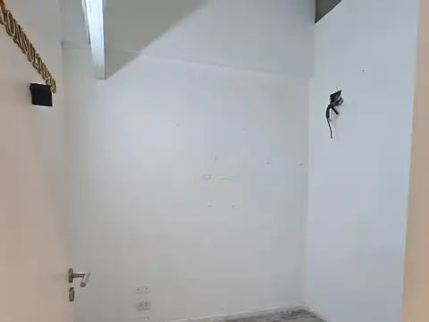 Oficina 6 ambientes con 1 baño