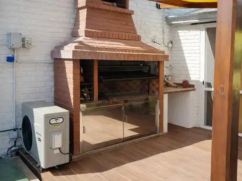 casa  en Ranelagh, con quincho y pileta