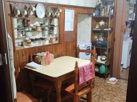 CASA DE 3 DORMITORIOS EN PLANTA BAJA. LOCAL COMERCIAL EN ESQUINA Y 2 MONOAMB. OPORTUNIDAD 