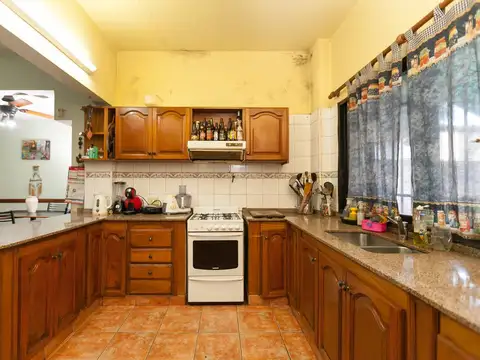 Casa 4 ambientes con espacio guardacoche, patio y galería